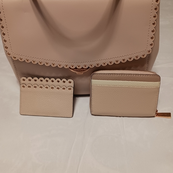 Authentic Michael Kors Satchel, extra webbing strap, card holder, and cardcase. - Picture 8 of 11